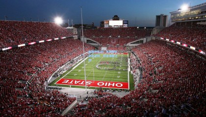 澳客网_激情德比战！主场球队绝杀逆转，球迷沸腾之夜