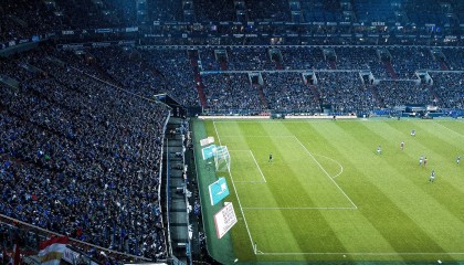 【okooo澳客网官网】百米飞人巅峰对决 新星闪耀打破十年纪录